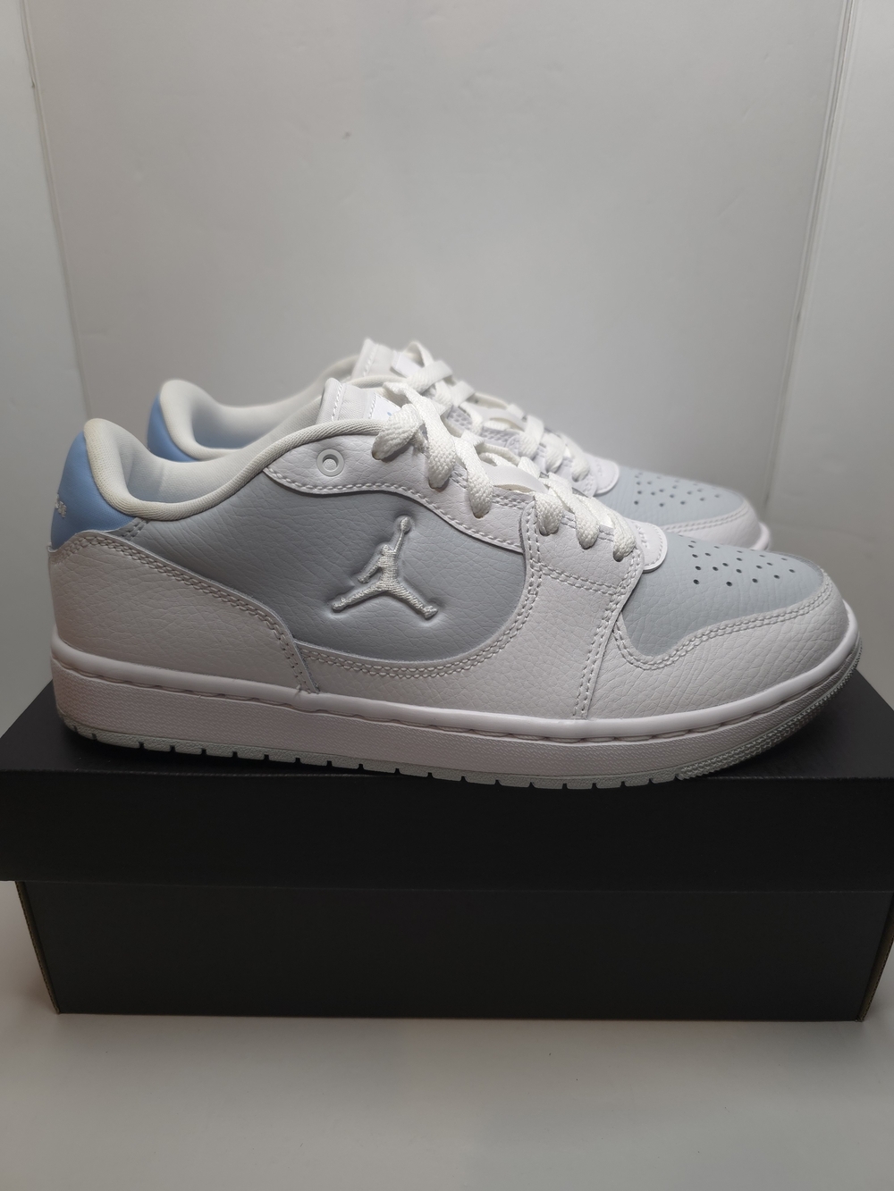 JORDAN WOMENS COURT CONNECT LOW  white/psychic-blue aura Size 9W IQ6828104